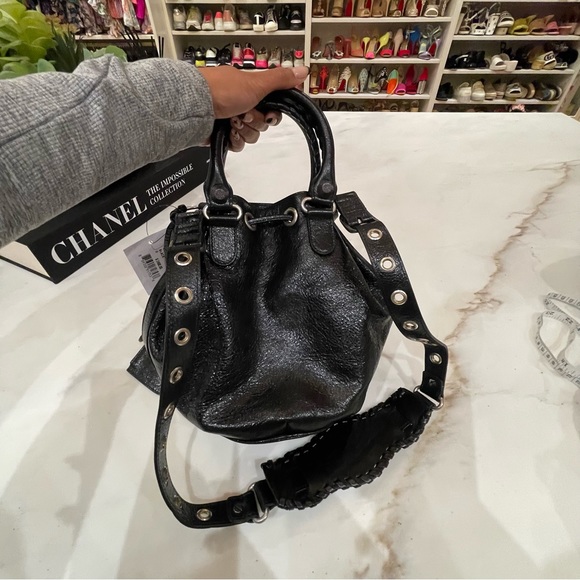 BALENCIAGA Le Cagole crinkled-leather bucket bag Small - Picture 7 of 14